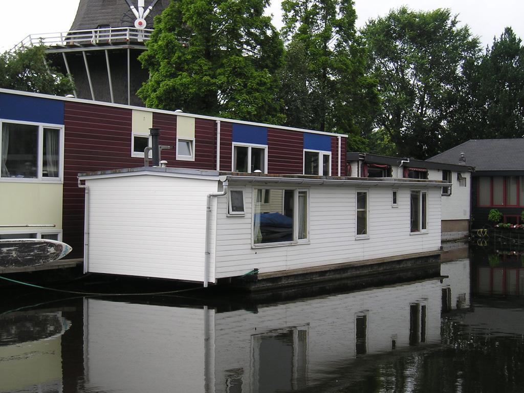 Houseboat Under The Mill Hotel Амстердам Екстериор снимка