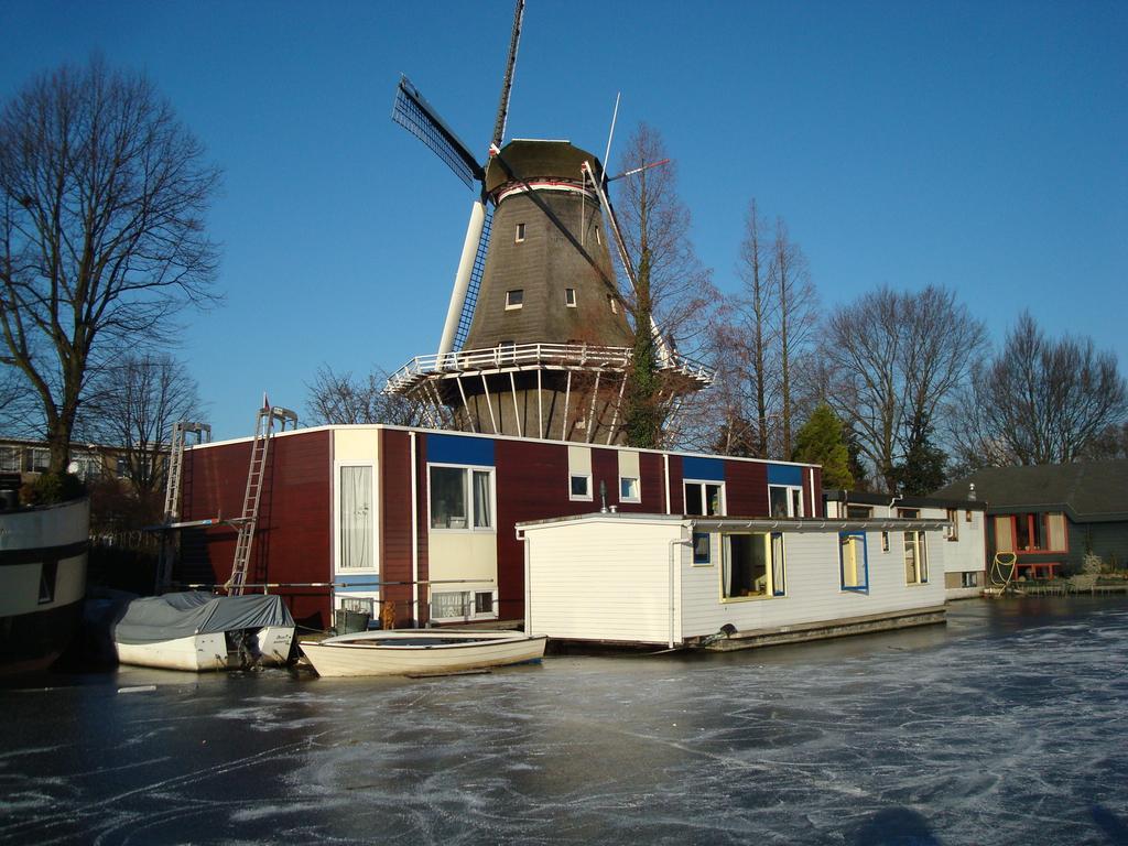 Houseboat Under The Mill Hotel Амстердам Екстериор снимка